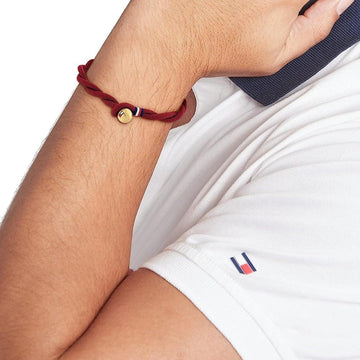 Ανδρικό βραχιόλι Tommy Hilfiger υφασμάτινο σε κόκκινο χρώμα με διαγώνια πλέξη.